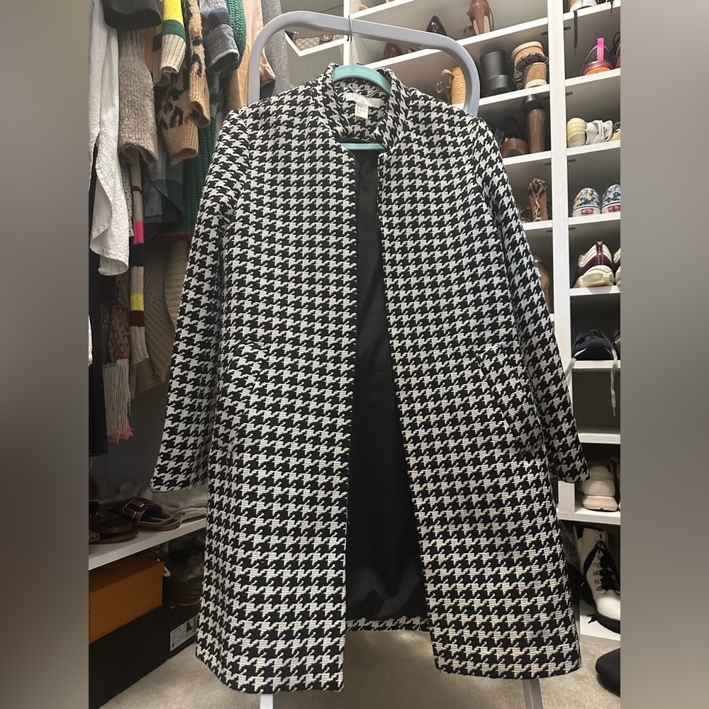 Women's H&M black and white houndstooth bouclé blazer